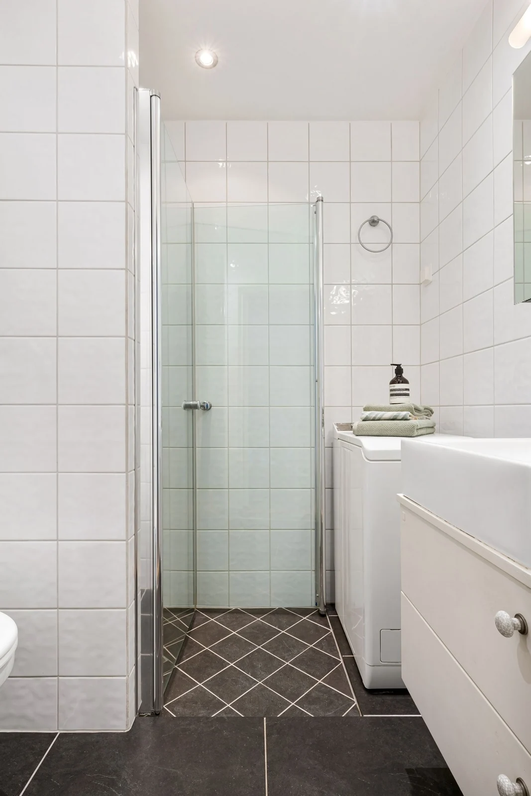 Bathroom layout and fittings