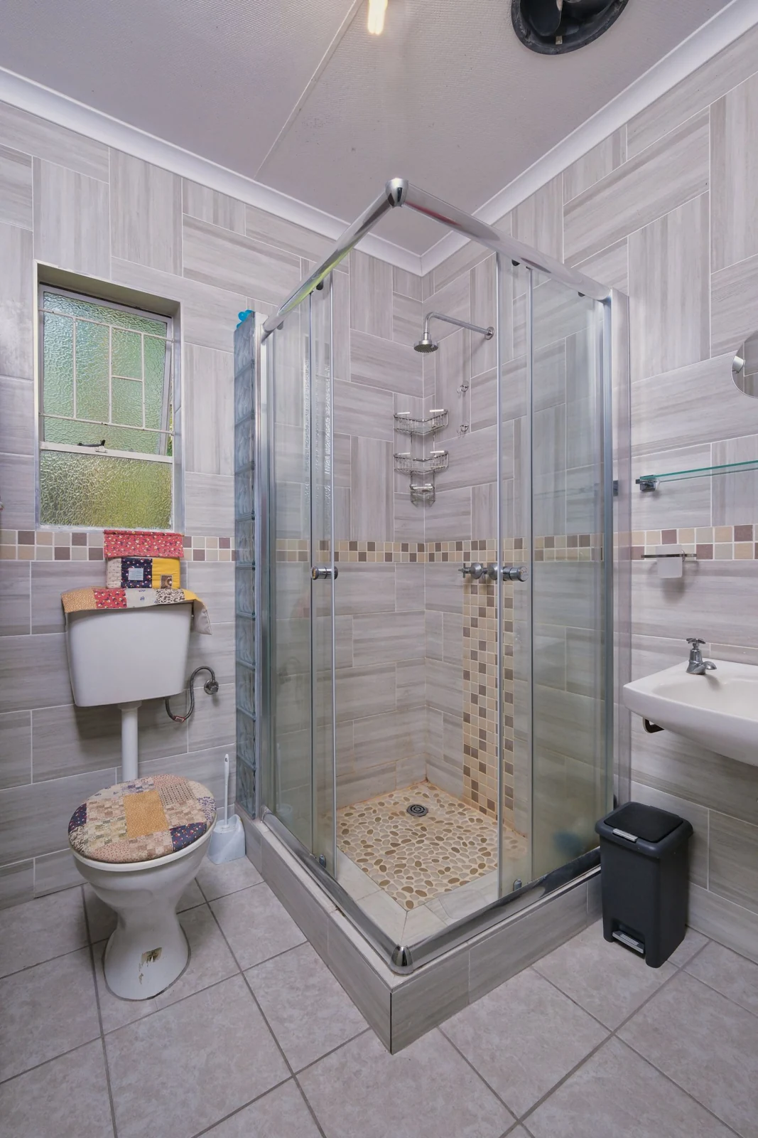 Bathroom layout and fittings