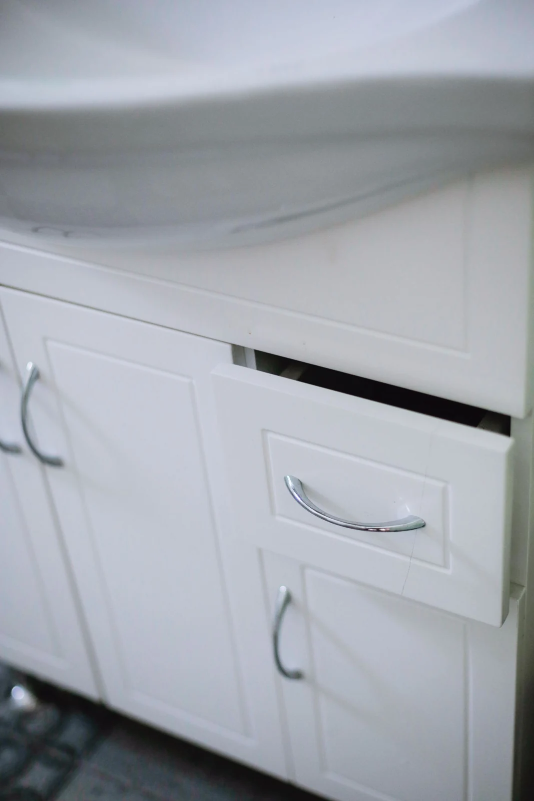 Bathroom cabinet drawers